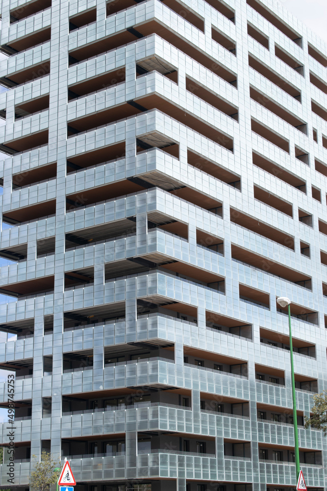 Edificios y rascacielos modernos en un día soleado. Edificios y rascacielos modernos en un día soleado.