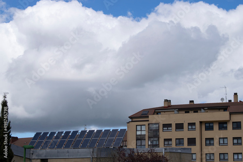 Edificios con paneles solares en el tejado.