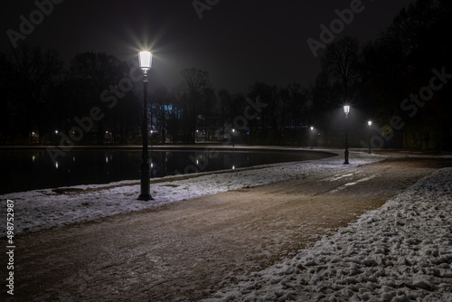Foto The Ducale park in the historic center of Parma during a winter night with snow along the promenade between the illuminated street lamps