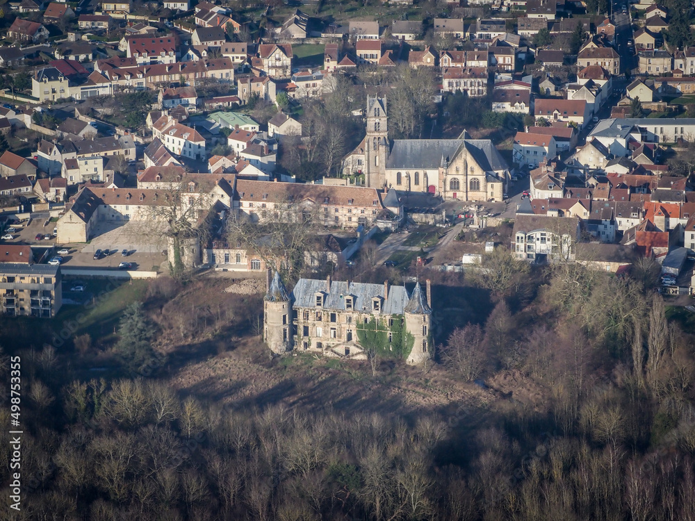 vue aérienne du château du duc d'épernon à Fontenay-Trésigny dans la Seine et Marne en France