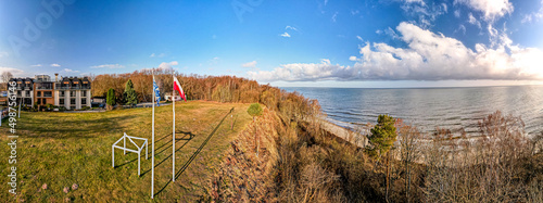 Jastrzębia Góra, brzeg klifowy nad Bałtykiem, panorama z lotu ptaka wiosną