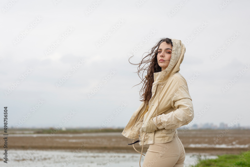 Sesión otoñal con chica joven morena de piel clara y pelo largo durante un día nublado en paisaje natural. Sesión otoñal con chica joven morena de piel clara y pelo largo durante un día nublado en paisaje natural.