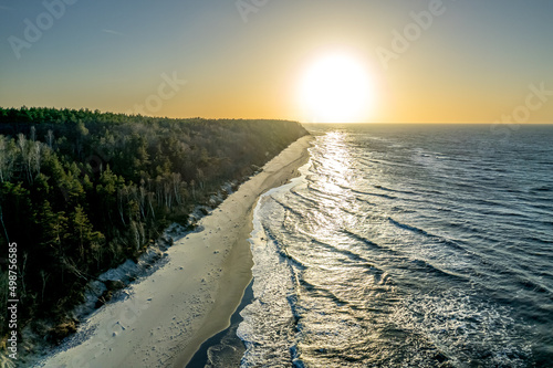 Zachód słońca nad morzem Bałtyckim w Polsce, panorama w okolicach Jastrzębiej Góry z lotu ptaka