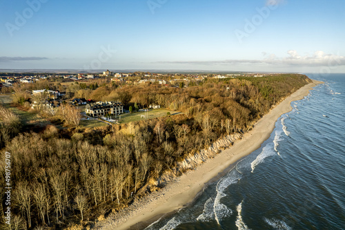 Jastrzębia Góra miasto w Polsce nad morzem Bałtyckim z lotu ptaka, panorama wczesną wiosną