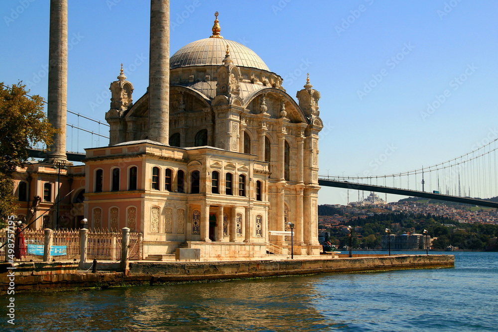 Obraz premium Beautiful Ortakoy Mosque with two minarets on the shores of the Bosphorus with the Bosphorus Bridge in the background in Istanbul, Turkey
