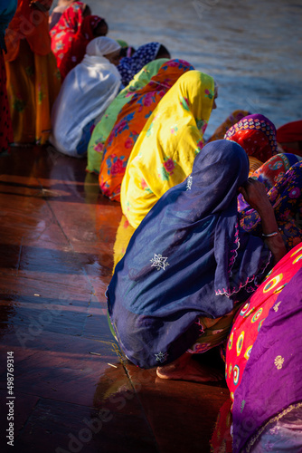 Mujeres Índias, esperando hacer el baño sagrado en el rio ganges para purificarse  photo