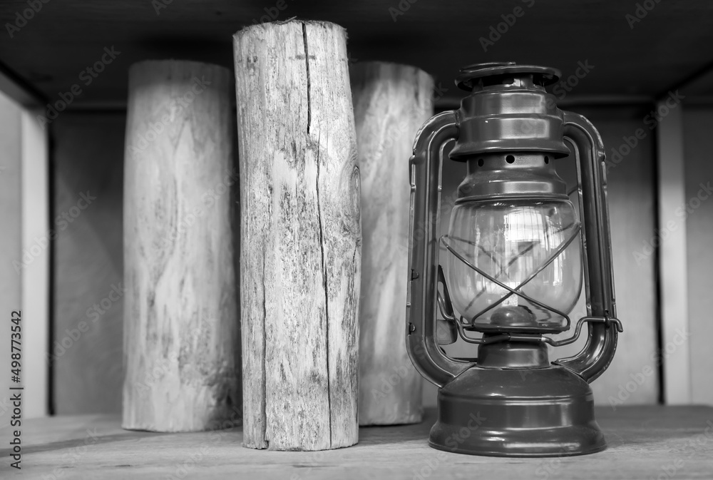 Alte Lampen, Öllaterne, rustikale Lampe. Eine rustikale Dekoration. Photos  | Adobe Stock