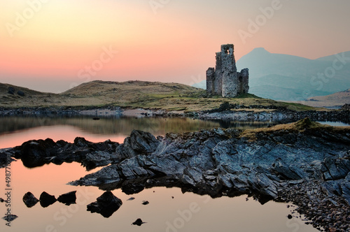Obraz na płótnie Ardvreck Castle on the shore of Loch Assynt, north west Highlands, Scotland, dates from 15th C. Quinag mountain behind w salonie