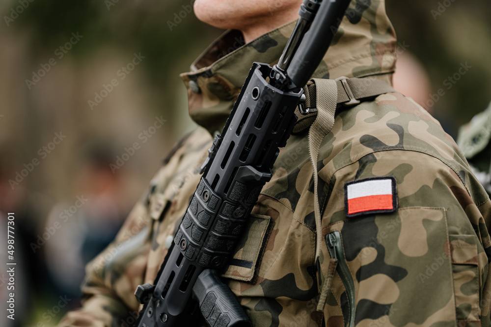 Polski żołnierz trzymający broń - obrazy, fototapety, plakaty 