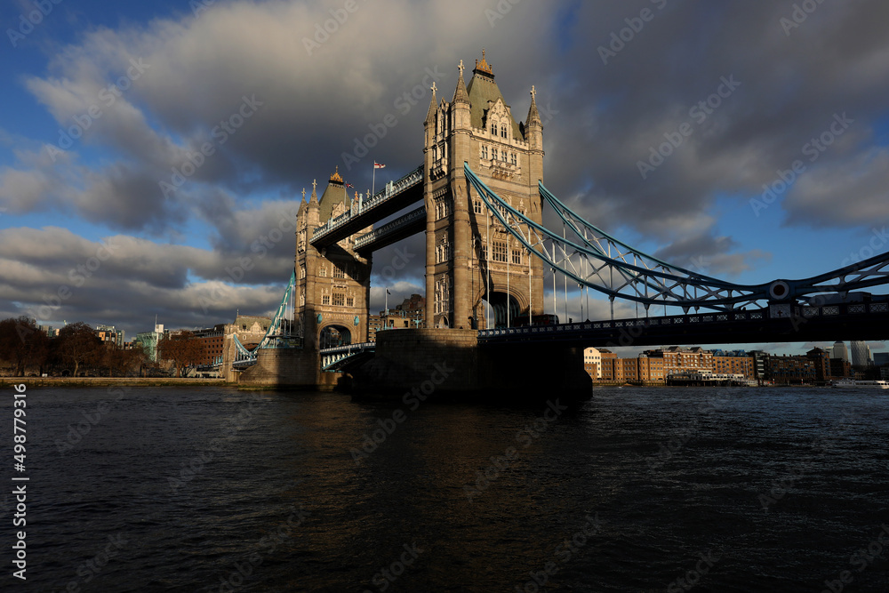 Obraz premium London view with the most iconic symbol of London, Tower Bridge illuminated by the last rays of the sun before sunset.