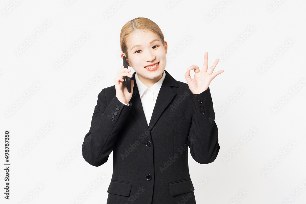 ジャケットを着たスマホで話をする若い女性