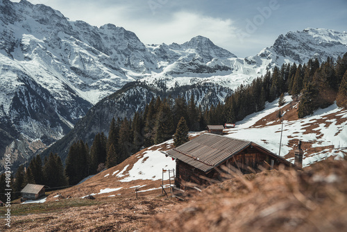 Eine Holzhütte in den Bergen