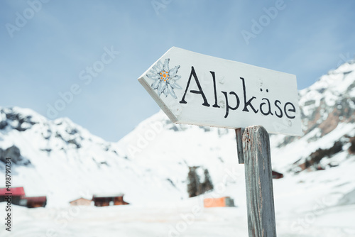 Alpkäse Schild in den Bergen