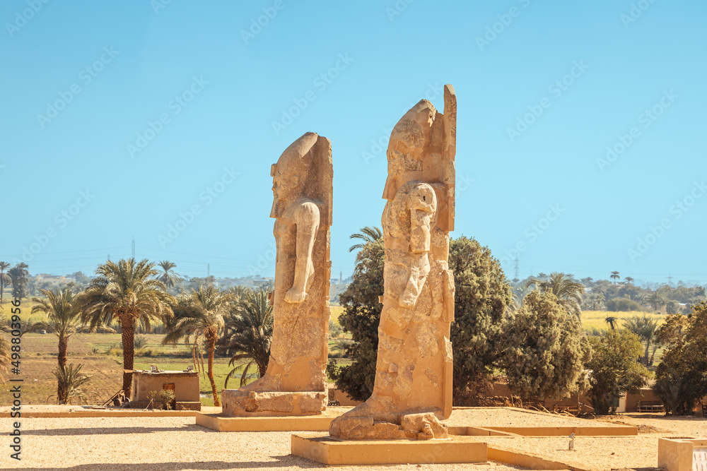 Foto de Colossal statues of pharaohs in Luxor or ancient Thebes ...