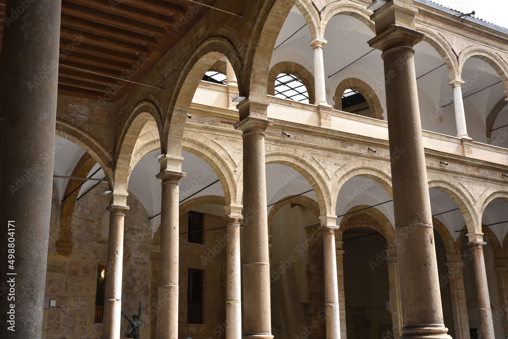 Colonnade du palais des Normands à Palerme. Sicile