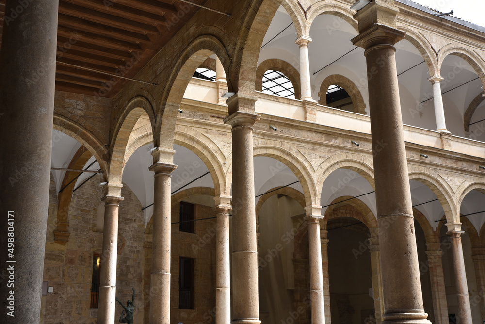 Colonnade du palais des Normands à Palerme. Sicile Colonnade du palais des Normands à Palerme. Sicile