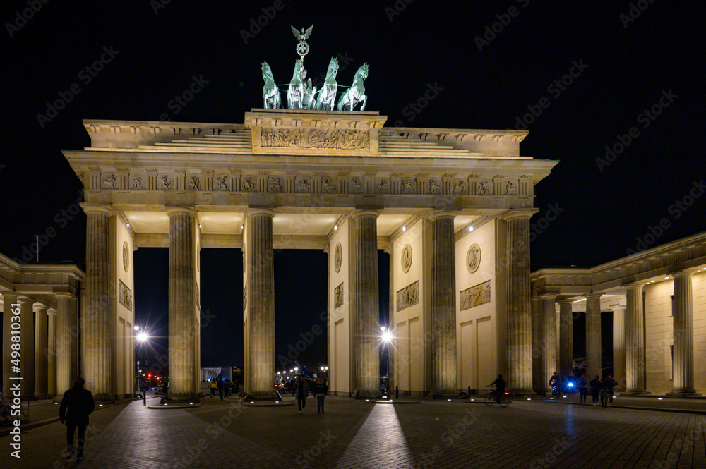 Obraz premium Brandenburg gate in Berlin at night