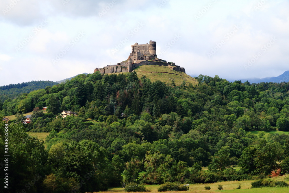 Le château de Murol en Auvergne face au massif du Sancy
