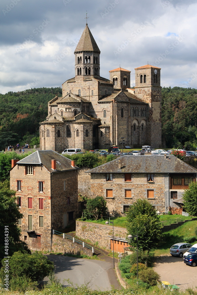 Église et village de Saint-Nectaire au coeur de l'Auvergne