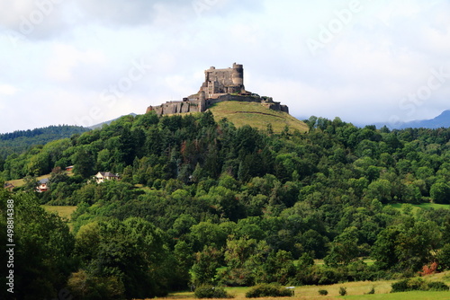 Le château de Murol en Auvergne face au massif du Sancy photo