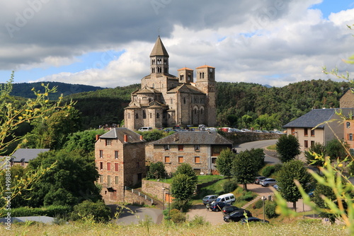 Église et village de Saint-Nectaire au coeur de l'Auvergne photo