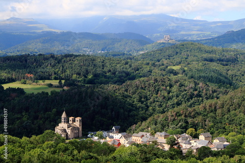 Église et village de Saint-Nectaire au coeur de l'Auvergne photo