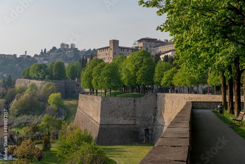 Fortified walls for the defense of the city