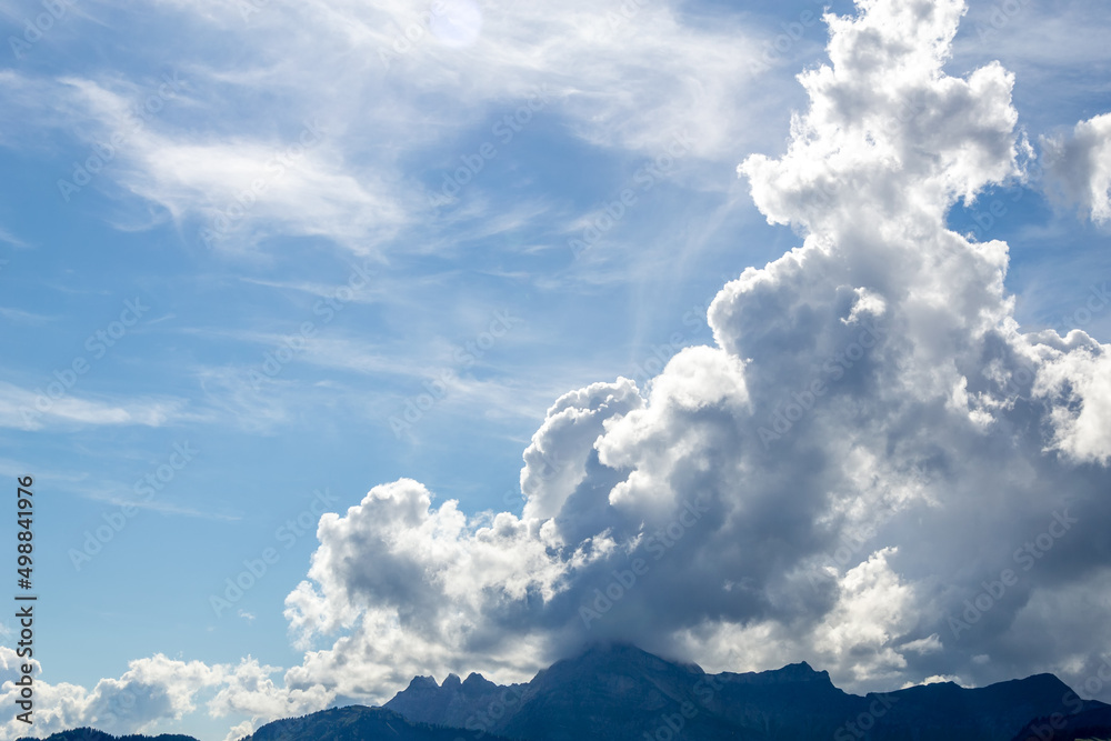 illustration d'un paysage de montagne avec un ciel très nuageux