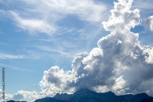 illustration d'un paysage de montagne avec un ciel très nuageux © emmanuel