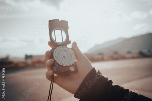 Fotografia compass in hand find way destination