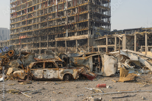 Obraz na płótnie Aftermath shell of civilian bombed city damage car