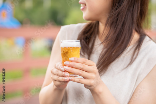 グラスビールを持つ女性　beer