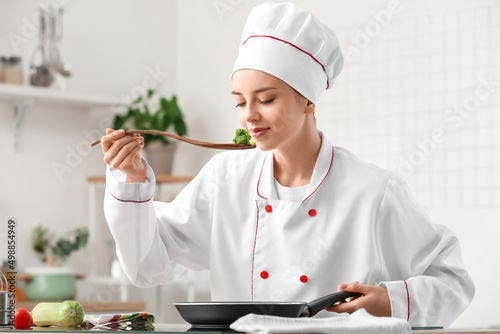 Female chef tasting fried b...