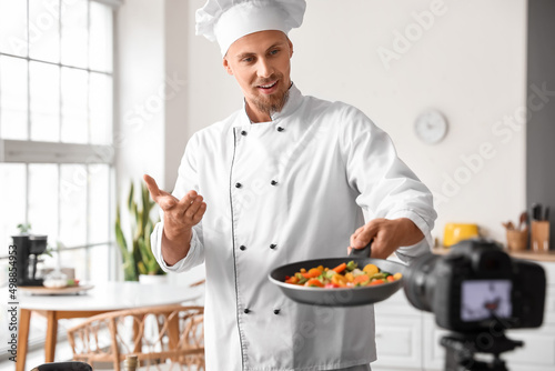 Male chef with fried vegeta...