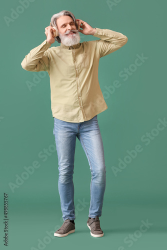 Bearded senior man in headp...