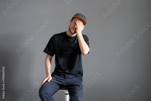 Foto young male cover his face with hand, shame and disappointment concept, facepalm
