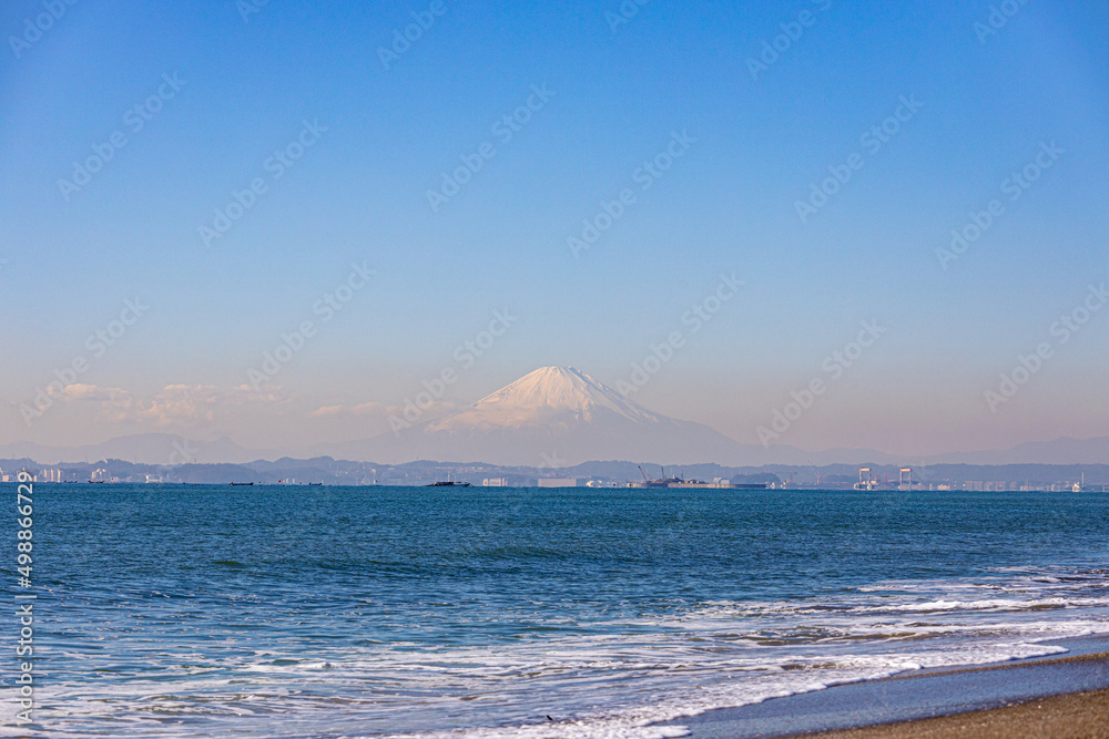 冬の富士山が見える海岸