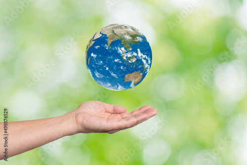 地球を受け止める人の手 環境問題イメージ