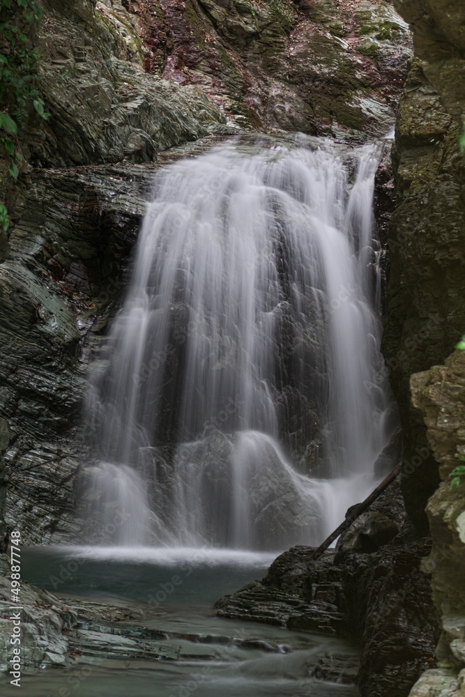 Obraz premium 小さな滝のスローシャッター写真 