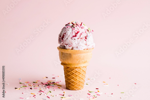 アイスクリーム ストロベリーアイス カラースプレーのトッピング ピンク背景