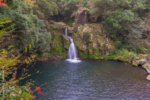 観音滝と紅葉の風景（さつま町）