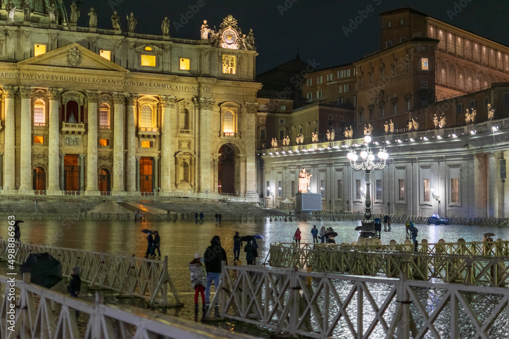 Naklejka premium St. Peter's Square for the holidays on a rainy evening, Italy
