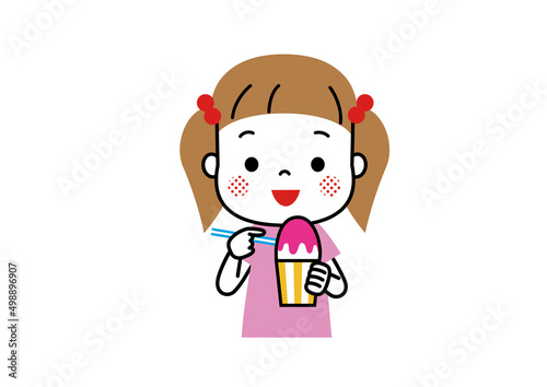 いちご味のかき氷を食べている笑顔の女の子