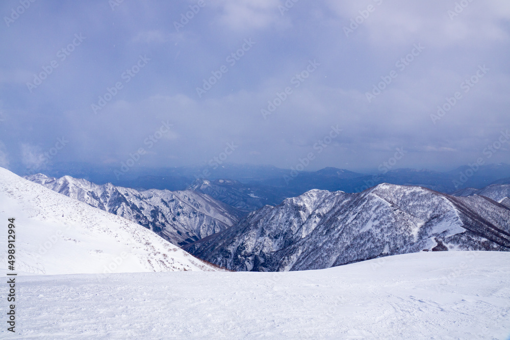 山岳風景　雪に覆われた山脈