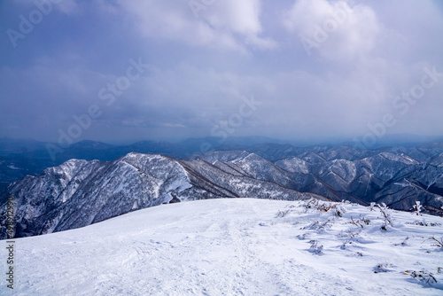 山岳風景　雪に覆われた山脈 © Nao