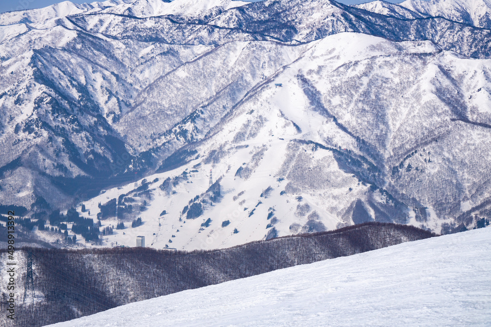 平標山から苗場スキー場をのぞむ StockFoto Adobe Stock