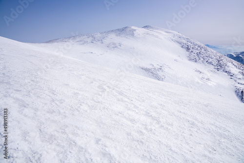 雪に覆われた山肌 © Nao
