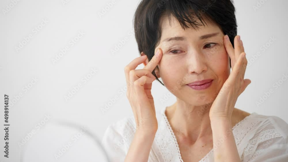 スキンケアをするシニア女性のビューティーイメージ