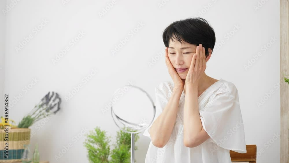 スキンケアをするシニア女性のビューティーイメージ