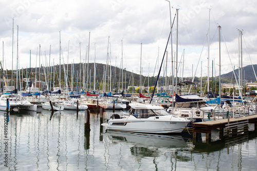 Yachts moored on the Derwent river at the Bellerive Yacht Club Fototapet